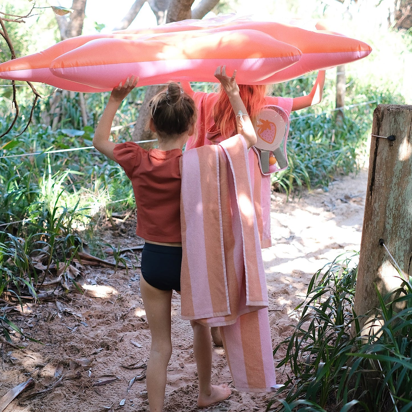 SUNNYLIFE Luxe Lie-On Float Strawberry Pink Berry