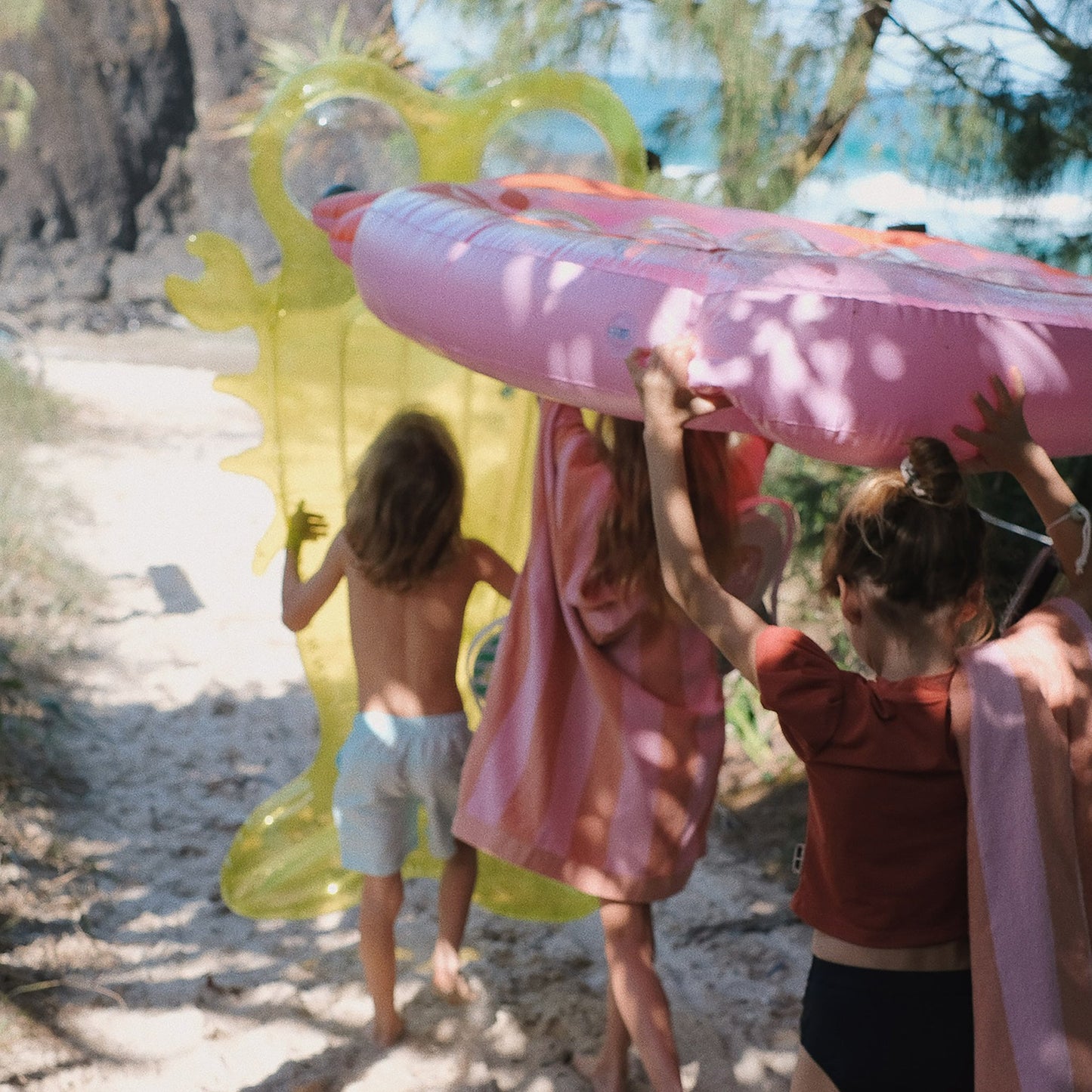 SUNNYLIFE Luxe Lie-On Float Strawberry Pink Berry