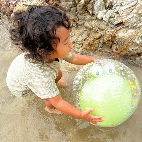 SUNNYLIFE 3D Inflatable Beach Ball Cookie the Croc Light Khaki