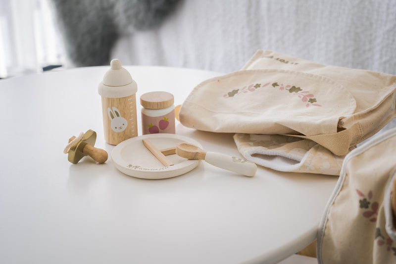 Le Toy Van Doll Nursing Set