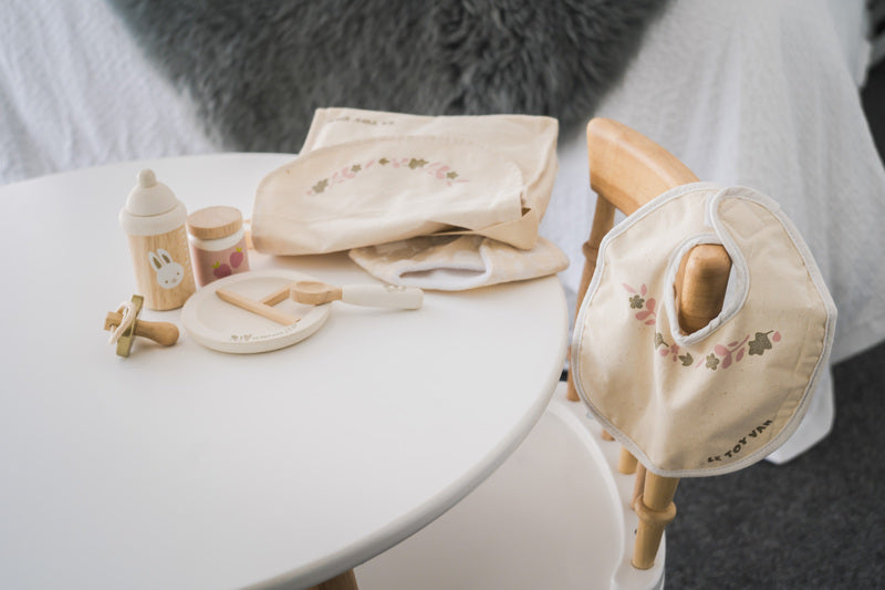 Le Toy Van Doll Nursing Set