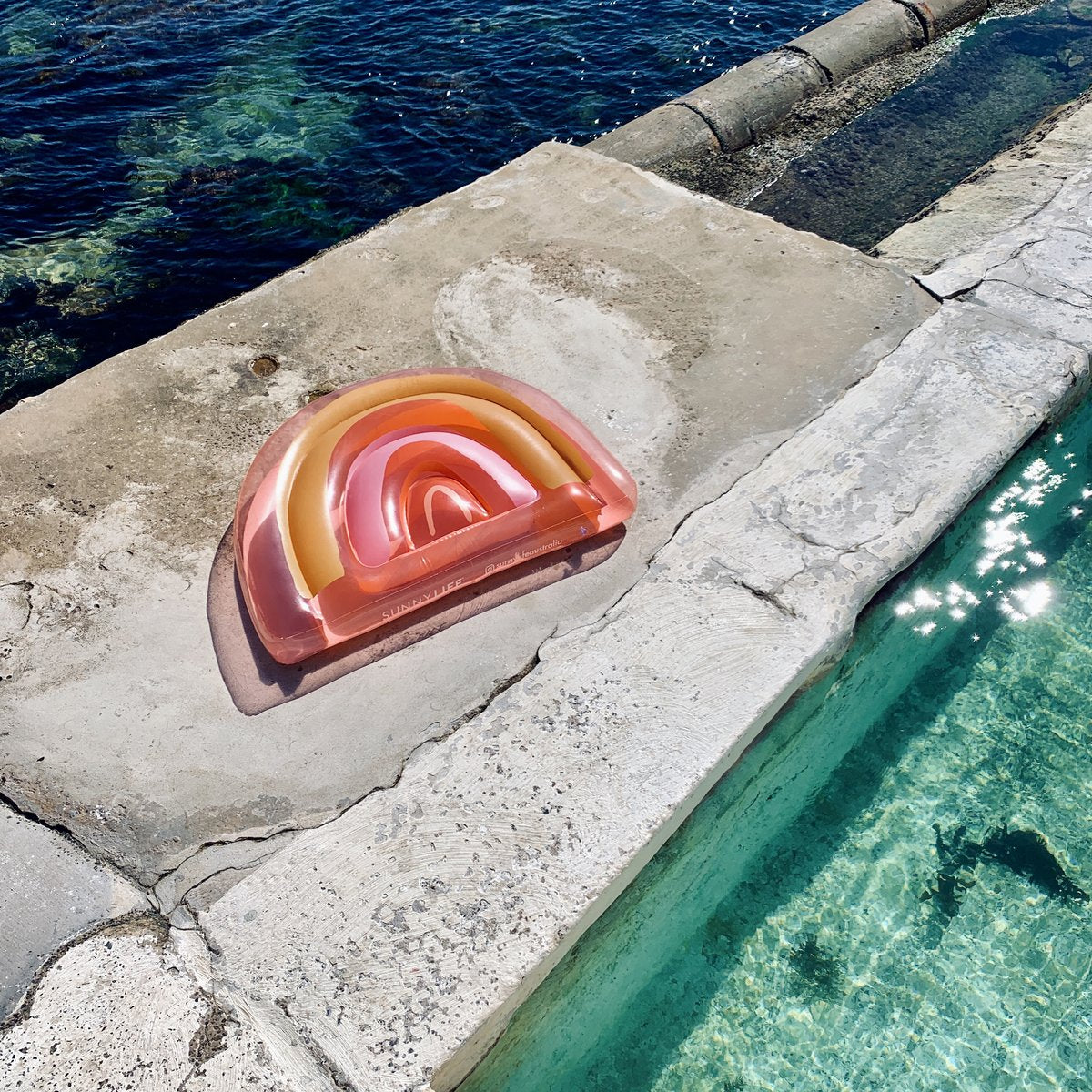 SUNNYLIFE Float Away Lie On Rainbow - Peachy Pink